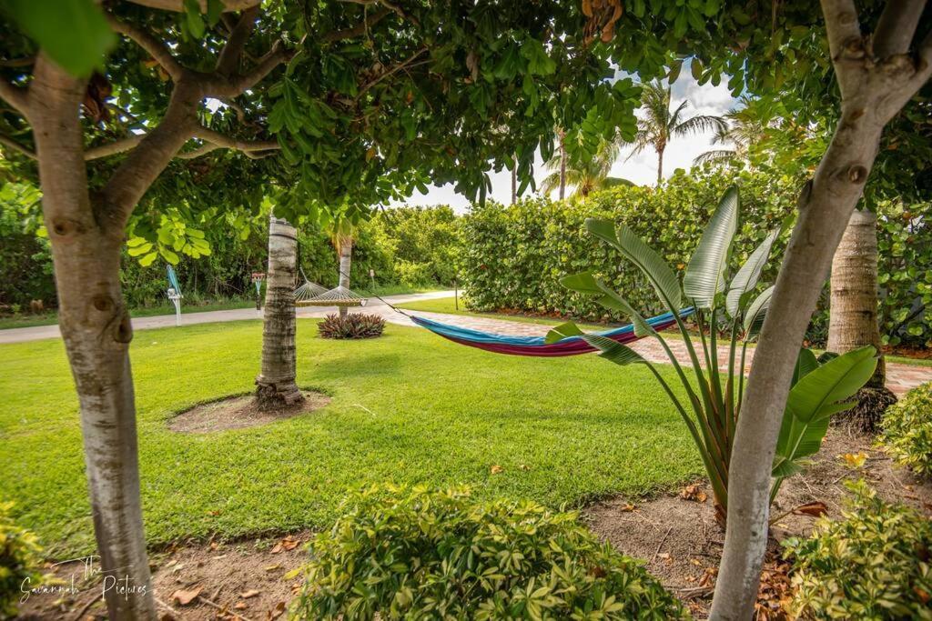 Villa Pierce - 2bd,2ba Tropical Surfside Retreat *