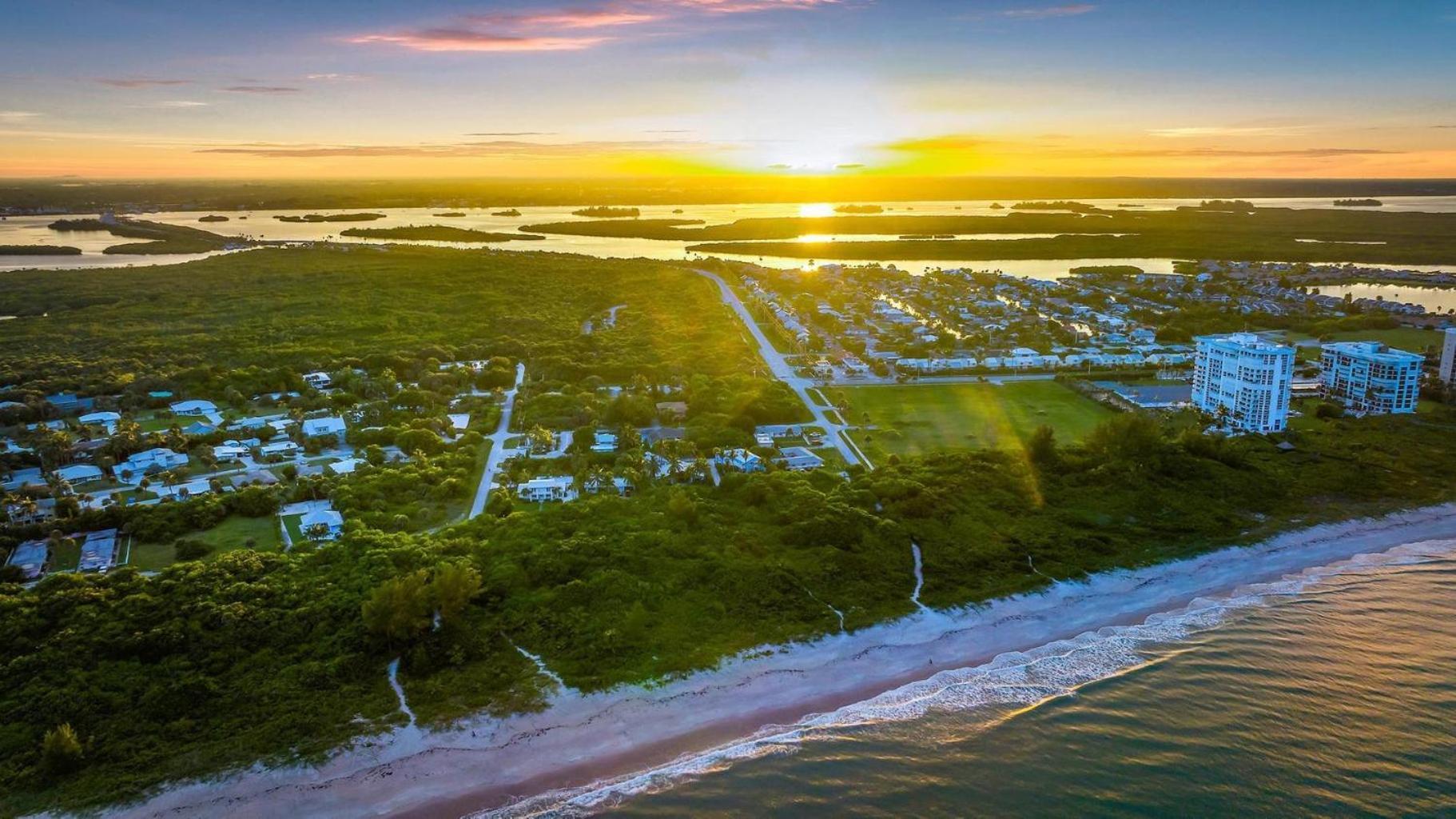Pierce - 2bd,2ba Tropical Surfside Retreat Villa Fort Pierce